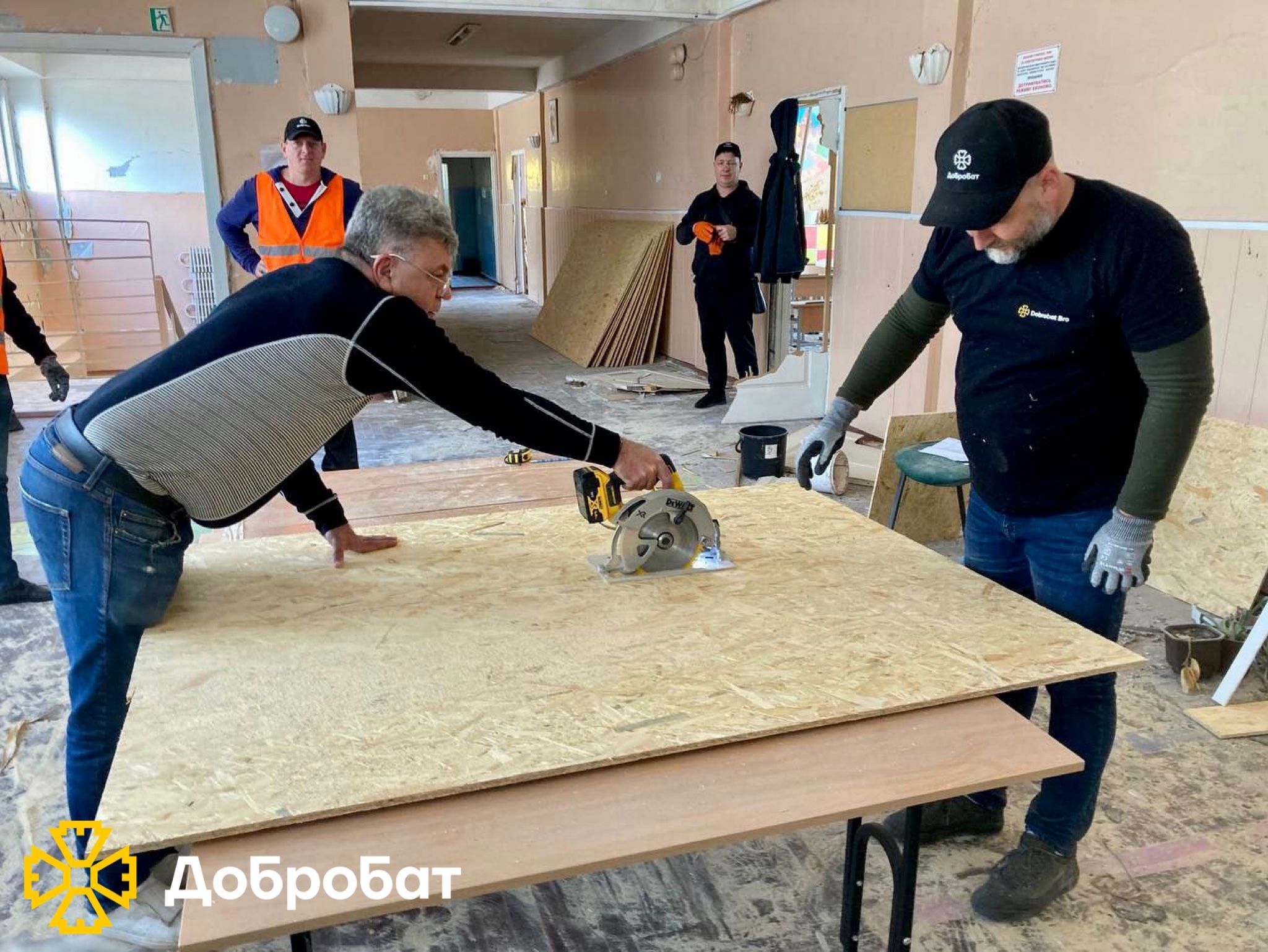 Добровольчий будівельний батальйон тримає фронт відбудови: близько 300 волонтерів долучилися до допомоги на об’єктах