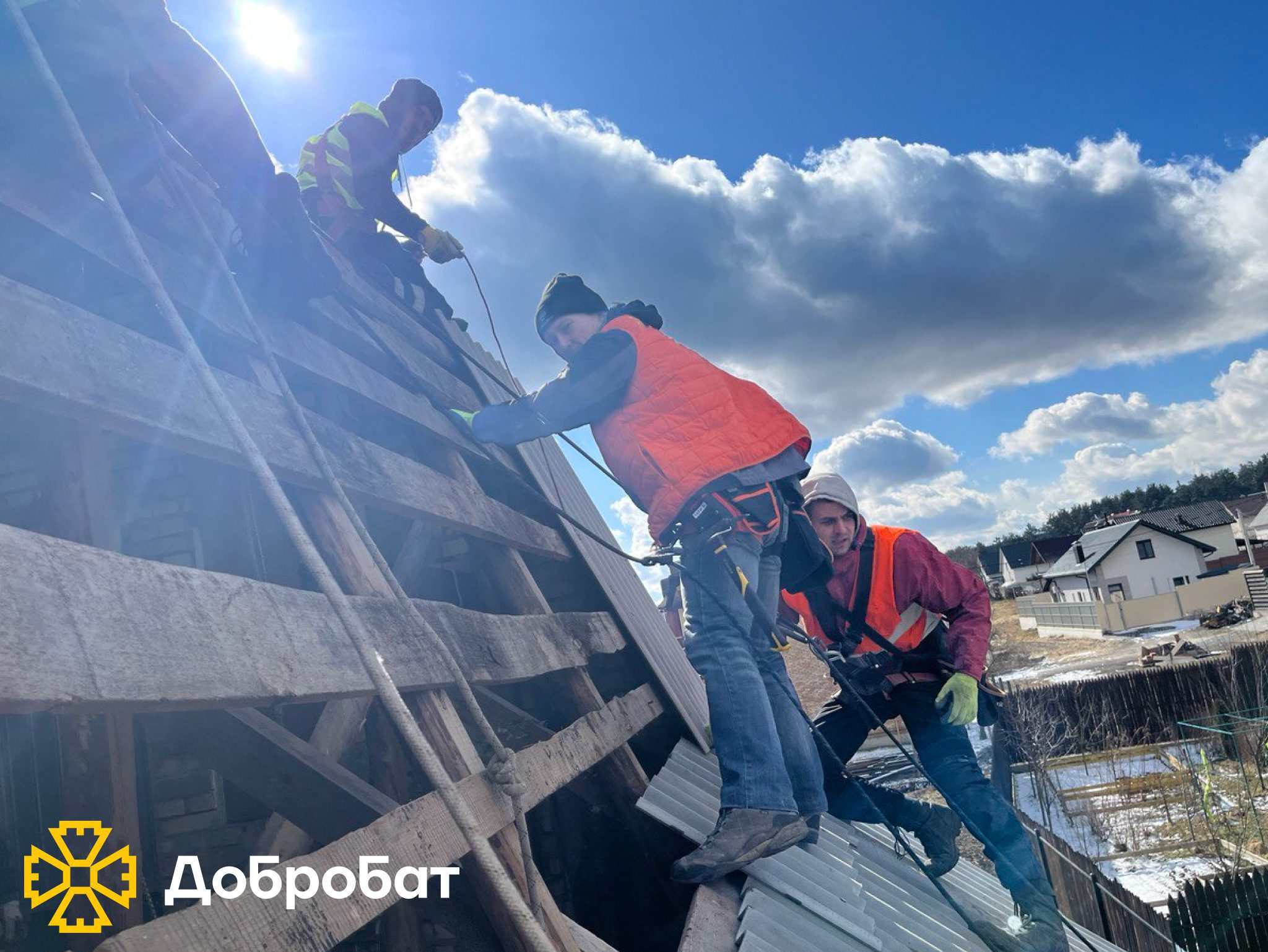 Чотири регіони, 18 виїздів на об’єкти та 175 залучених волонтерів: «Добробат» звітує про тиждень відбудови