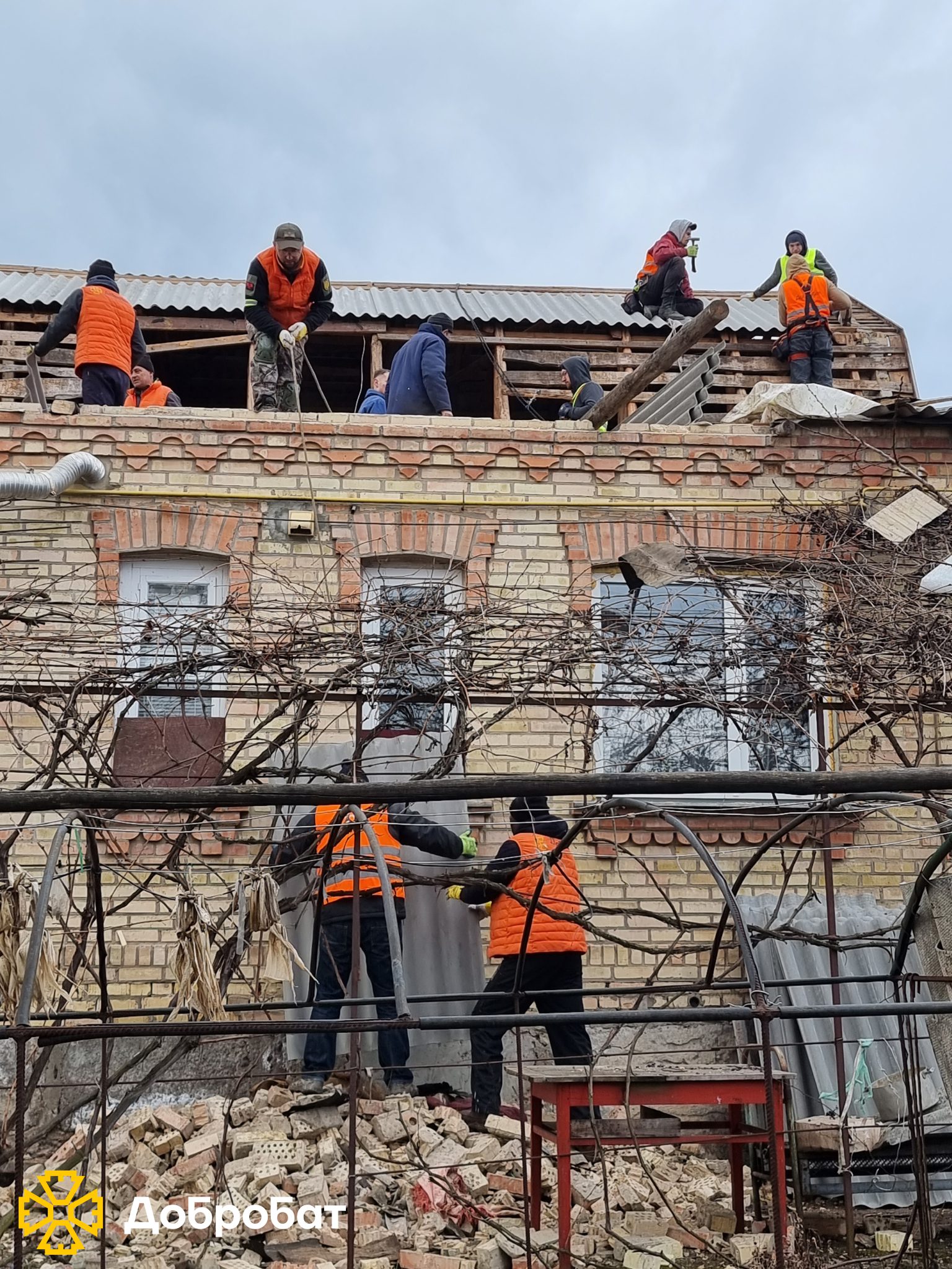 Чотири регіони, 18 виїздів на об’єкти та 175 залучених волонтерів: «Добробат» звітує про тиждень відбудови