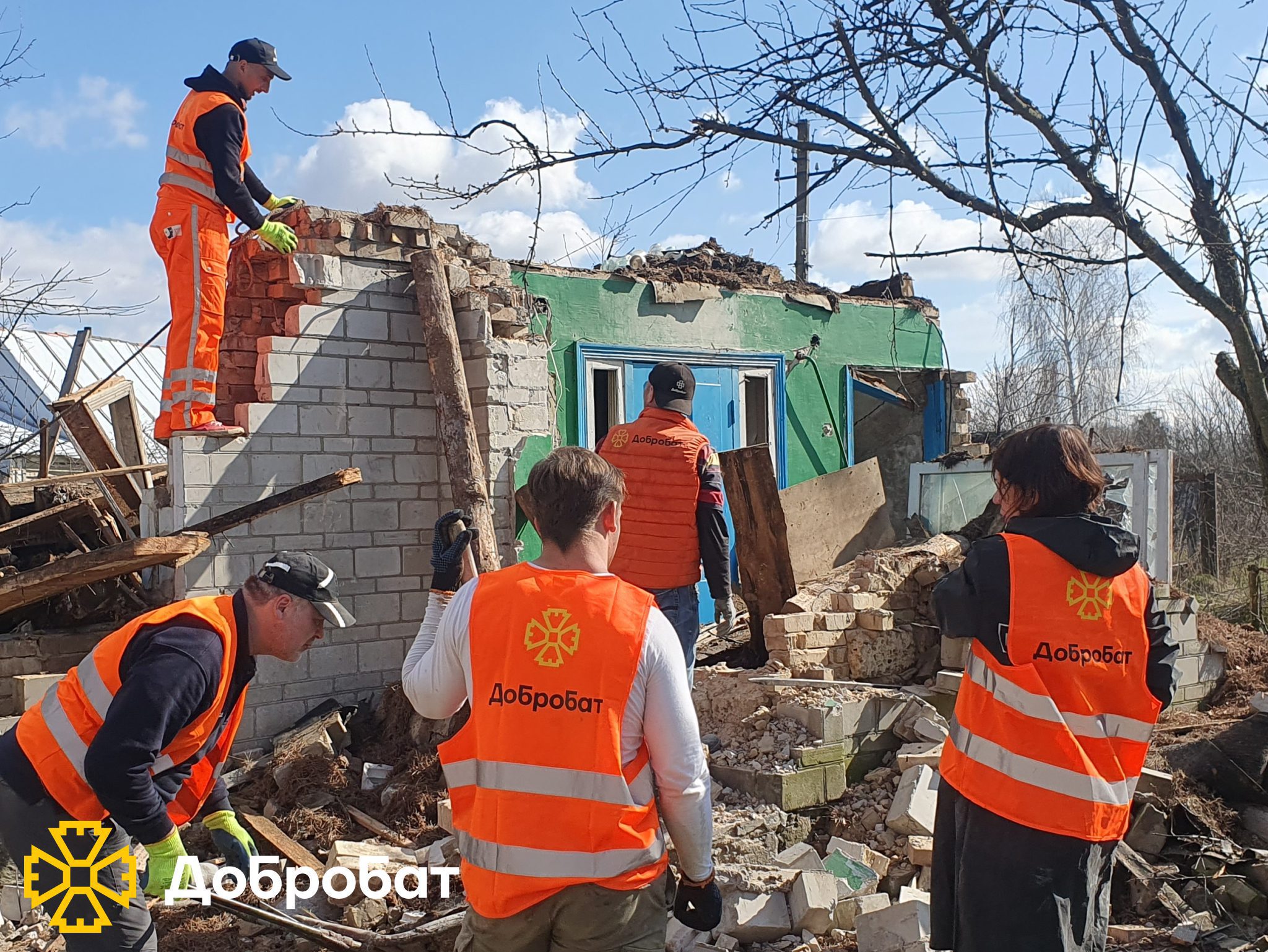 Близько 220 волонтерів нагально відновлювали об‘єкти в шести регіонах країни: звітуємо про тиждень в «Добробаті»