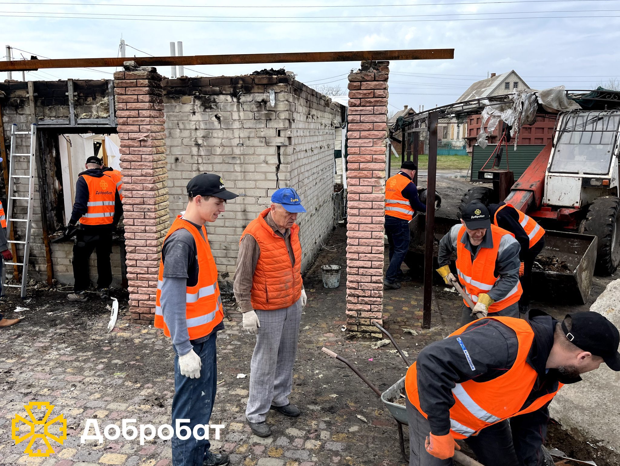 Близько 220 волонтерів нагально відновлювали об‘єкти в шести регіонах країни: звітуємо про тиждень в «Добробаті»