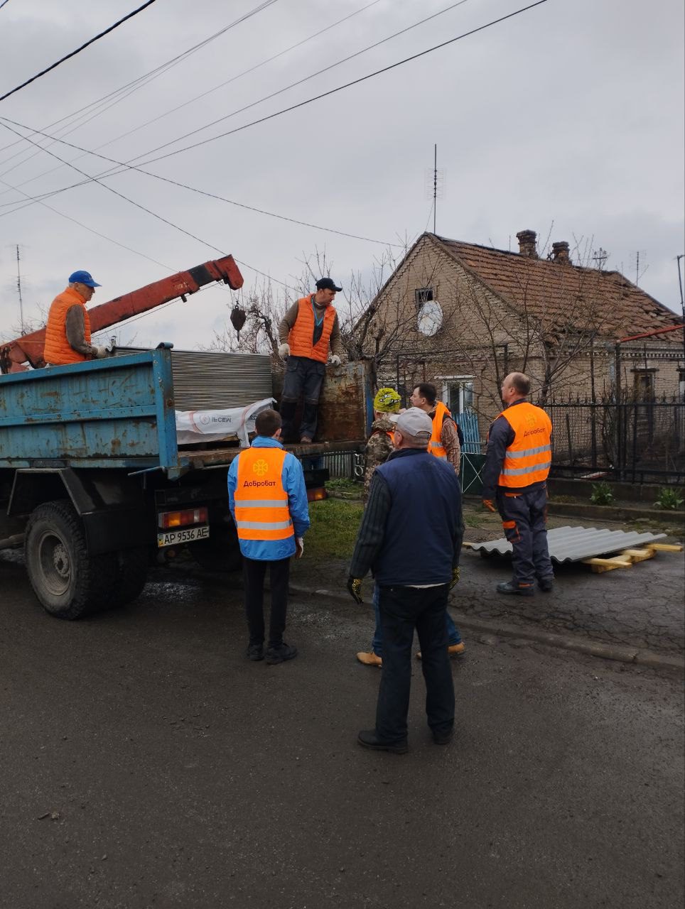 Близько 220 волонтерів нагально відновлювали об‘єкти в шести регіонах країни: звітуємо про тиждень в «Добробаті»