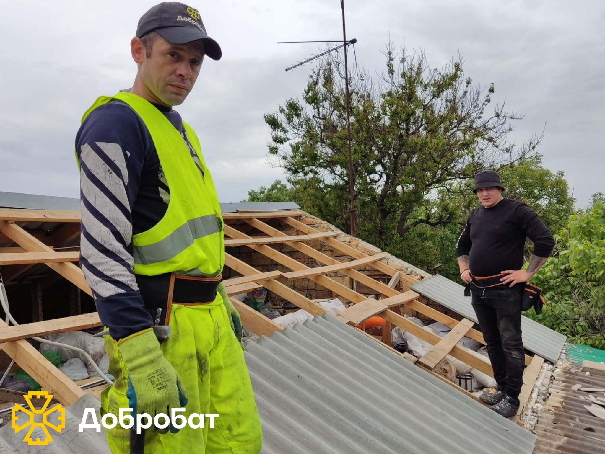 Стартували відбудову укриття дитсадочку та продовжили нагальне відновлення пошкоджених домівок: «Добробат» звітує про зроблене за тиждень