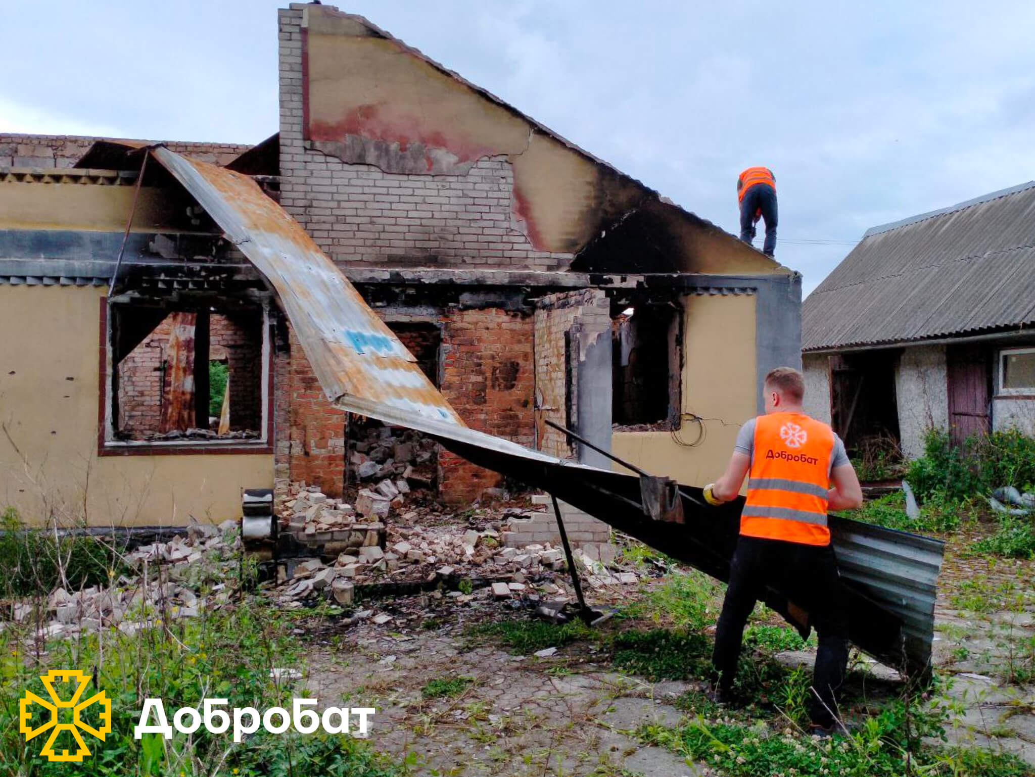 Стартували відбудову укриття дитсадочку та продовжили нагальне відновлення пошкоджених домівок: «Добробат» звітує про зроблене за тиждень