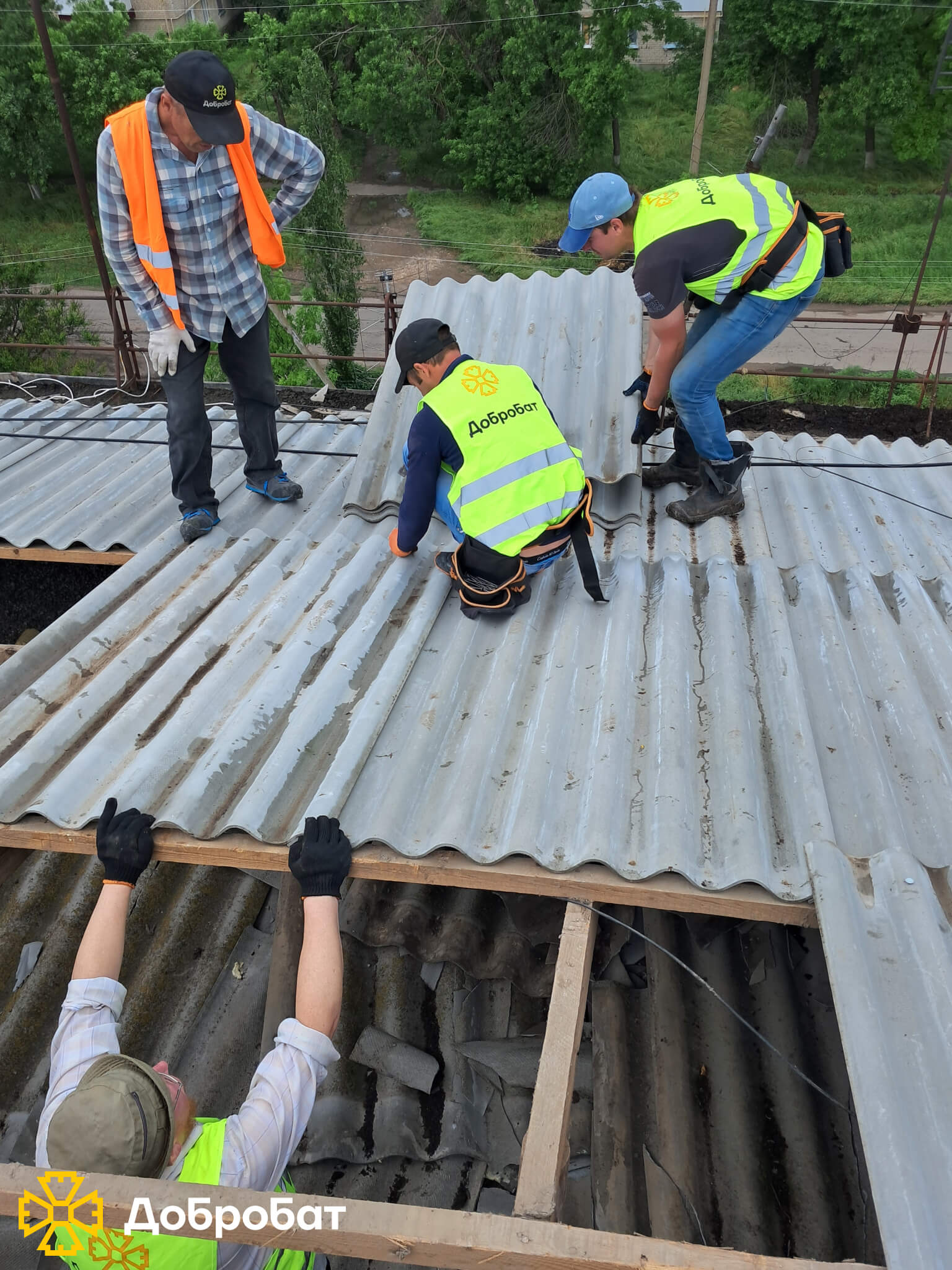 Близько 140 волонтерів долучилися до нагальної відбудови в семи регіонах країни: «Добробат» звітує про тиждень, що минув