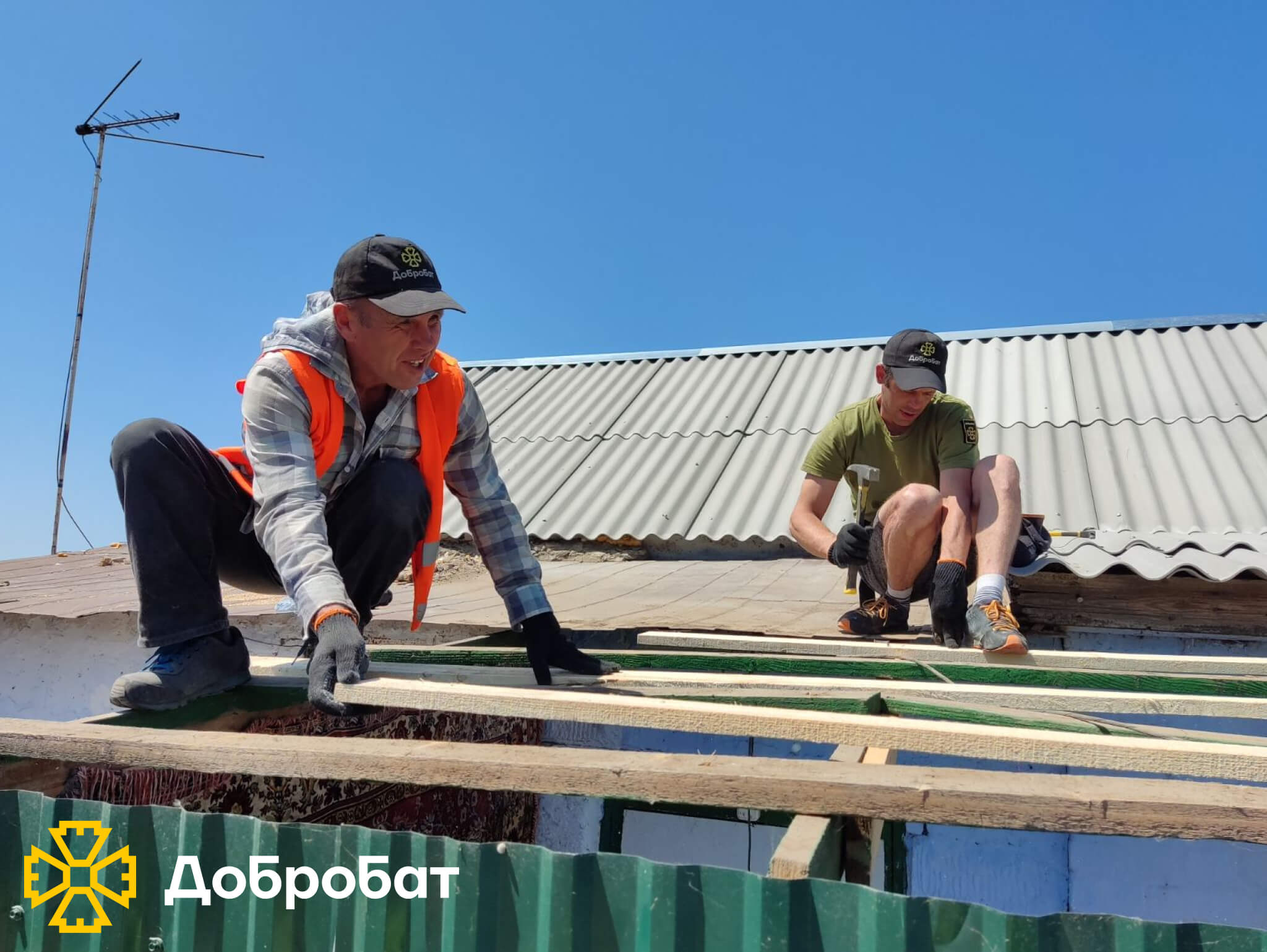 Спрямували допомогу на південь України та продовжили відбудову об’єктів соціальної інфраструктури та домівок постраждалих: звітуємо про тиждень в «Добробаті»