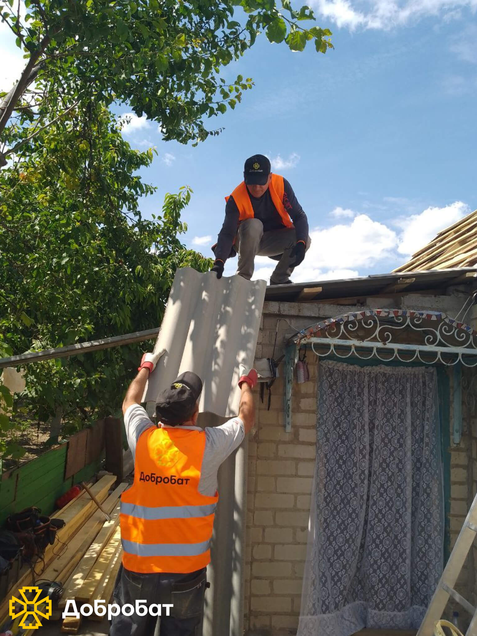 Спрямували допомогу на південь України та продовжили відбудову об’єктів соціальної інфраструктури та домівок постраждалих: звітуємо про тиждень в «Добробаті»
