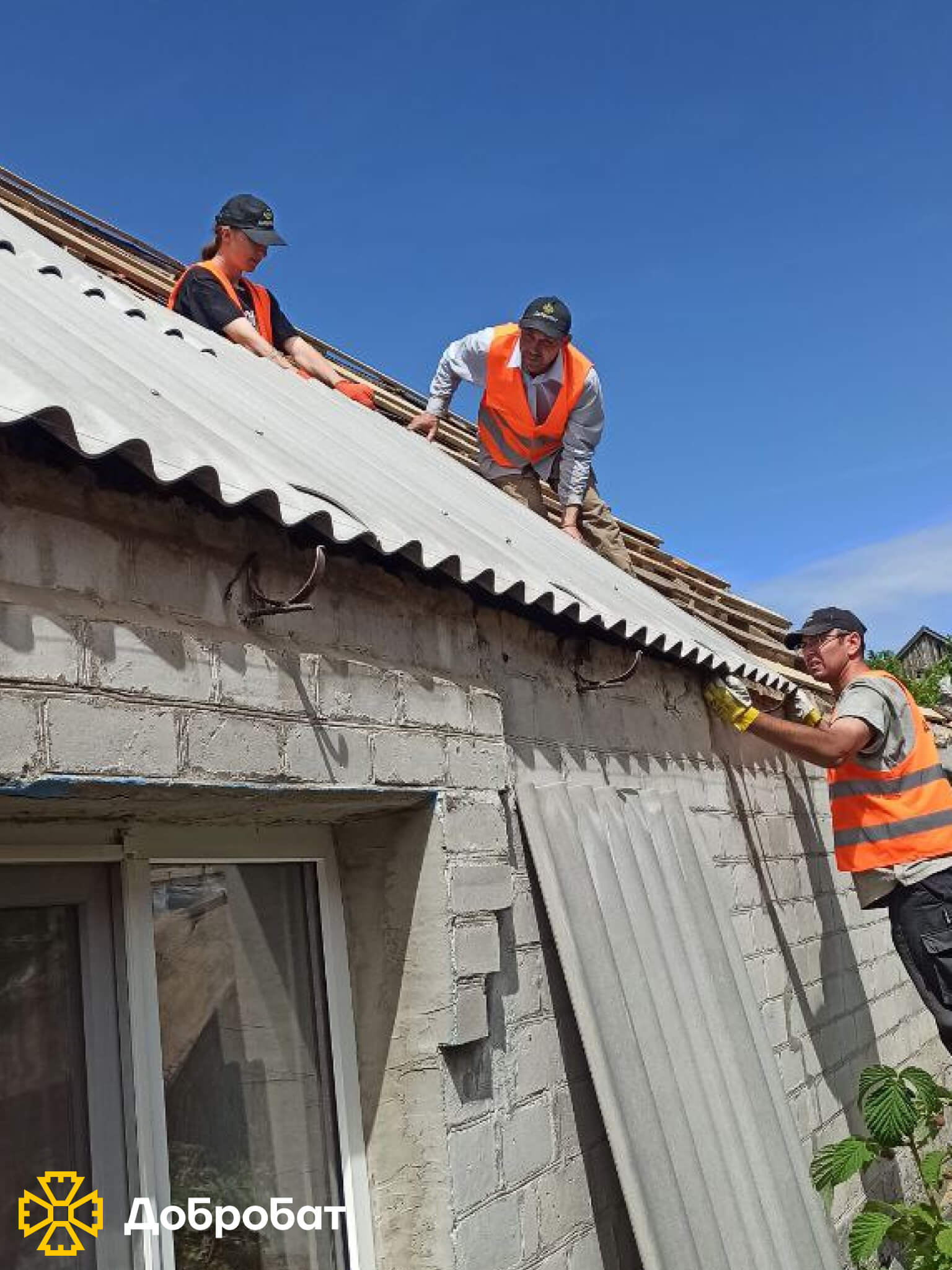 Спрямували допомогу на південь України та продовжили відбудову об’єктів соціальної інфраструктури та домівок постраждалих: звітуємо про тиждень в «Добробаті»
