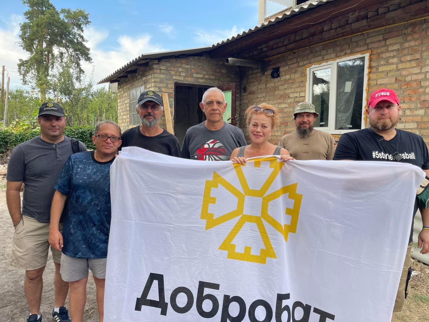 Упродовж тижня волонтери Добробату, попри постійні обстріли російських терористів, невпинно продовжували відновлювати житло українців та критично важливі об’єкти в країні. Їхня відданість і мужність допомагають відбудовувати майбутнє навіть у найскладніших умовах війни.