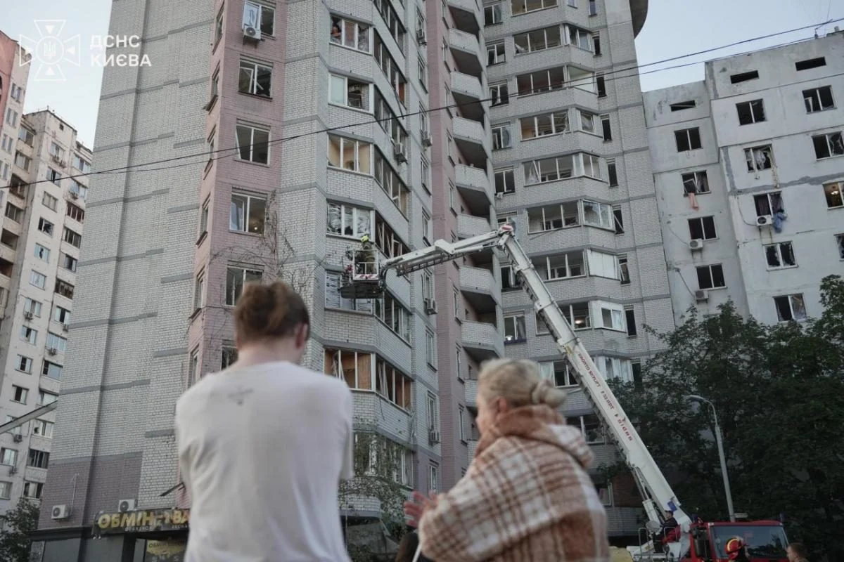 ЖАХЛИВА НІЧ У КИЄВІ: «ДОБРОБАТ» ЛІКВІДОВУЄ НАСЛІДКИ ОБСТРІЛУ