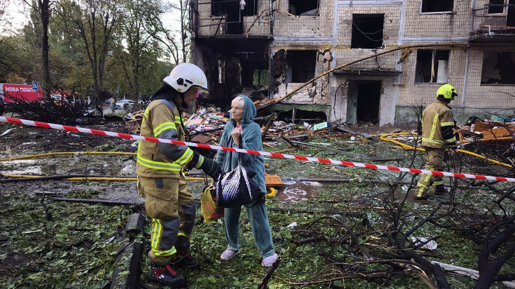 ЖАХЛИВА НІЧ У КИЄВІ: «ДОБРОБАТ» ЛІКВІДОВУЄ НАСЛІДКИ ОБСТРІЛУ